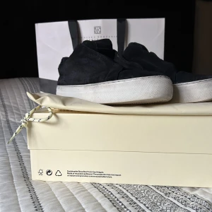 Arigato skor - Hej! Säljer nu mina sparsamt använda Axel Arigato skor för en bra peng. Skorna är köpta från NK och kostar i vanliga nypris 2550. Storleken är 43 men passar oftast mindre också. Tveka inte för att fråga, priset är inte hugget i sten :)