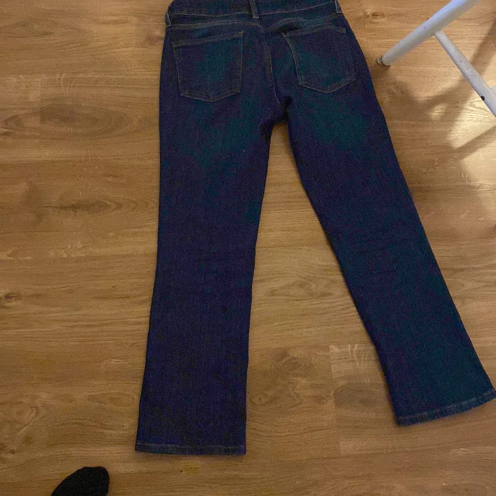 Mörkblåa lowwaist flare jeans, köpt på zara. Jeans & Byxor.