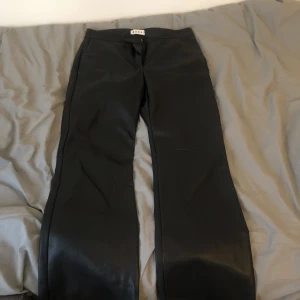 Utsvängda low weist läder byxor - Använda 1/2 gånger säljer för jag använder knappt 
