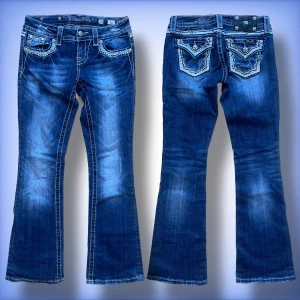 Miss me jeans - Ett par jätte fina unika, lågmidjade, bootcut miss me jeans med en fin design på bakfickorna, midjemått tvärs över är 35cm, hör av dig om du har frågor☺️