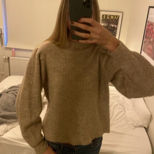 Snygg stickad tröja!!💗 - Såå mysig och fin stickad tröja med puffärm från selected femme . Perfekt nu när det börjar bli kallt. Vet inte exakta storleken, men den passar s-l beroende på hur man vill att den ska sitta.💗💗