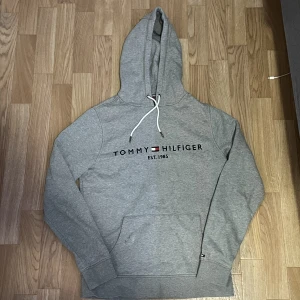 Tommy hilfiger hoodie - Skick 10/10 storlek M