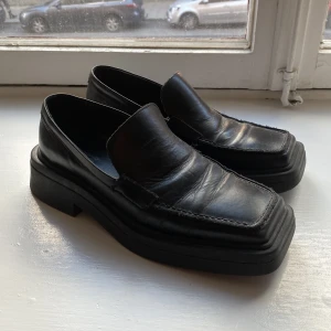 Vagabond loafers - Eyra loafers från Vagabond. Nypris 1400 kr. Storlek 37 men mer som 38-39, därav säljer. Köparen står för fraktkostnaden.