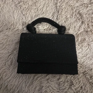 Mini bag zara  - Använd 1 gång under min bal. Sista bilden är hur den ser ut på hemsidan. Jätte fin väska och stenarna ramlar ej av. Nypris var cirka 700 kronor men jag säljer den för 400. Det går att diskutera fram ett annat pris om det är behövligt. 