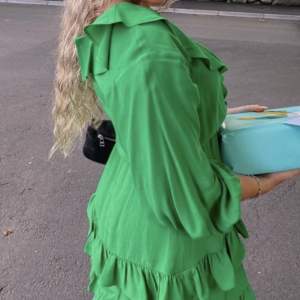 En superfin grön långärmad klänning från Zara.  Den har även shorts under kjolen, då den är rätt kort!   Försökte hitta några bilder där man ser ungefär hur den sitter på! 😍💚💚  Det är storlek XS men skulle säga att den passar som en S också! 