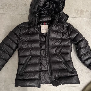 Moncler dunjacka - Moncler dunjacka, 10 år, färg: svart. Endast avnämd en vinter. Mycket gott skicka.