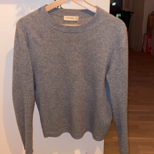 Kashmirtröja - Säljer min jättefina kashmirtröja från A day’s march då den inte kommer till sån stor användning. Köptes för ca 2 år sedan och är i gott skick. Säljer för 700kr✨