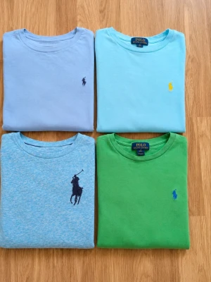 Ralph Lauren t-shirtar - Tjena, jag säljer 4 st riktigt snygga Ralph Lauren t-shirtar! Dem är i bra skick men defekter förekommer: den ljusblåa med stora märket är lite nopprig, den ljusblåa långärmade t-shirten har några fläckar! Dem andra är i mycket bra skick och har inga fläckar eller skador😁 Man får även köpa dem enskilt om man vill det! Då kostar dem 149kr styck☺️ Skicka om du har några frågor😄