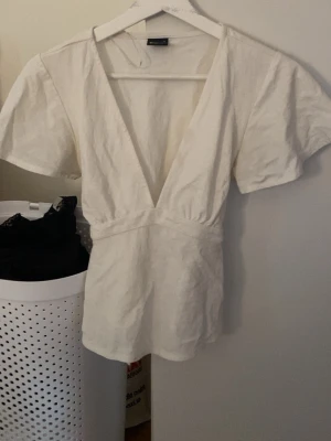 Jätte fin topp! - Säljer denna toppen ifrån Gina som man kan knyta baktill ryggen! Den är pytte lite sliten där fram som du kan se på sista bilden då jag satt säkerhetsnålar där men inget som syns om man inte kollar super nära!
