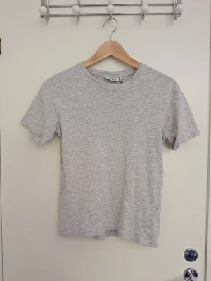 Ljusgrå basic t-shirt - Enkel och ljusgrå t-shirt från Weekday i storlek XS.