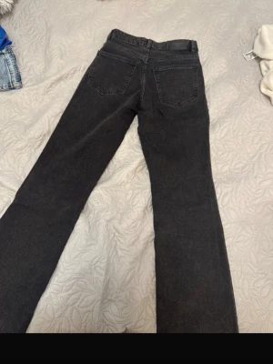 Svarta raka jeans från Perfect Jeans - Säljer ett par svarta jeans från Perfect Jeans i rak modell. Jeansen har klassiska bakfickor och bälteshällor. Materialet är denim med en mjuk känsla och de har en enkel, stilren look som passar till det mesta.