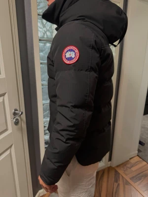 Canada Goose MacMillan Parka (Kvitto finns) - Säljer min Canada Goose Macmillan Parka i svart, storlek M. Inköpt hos Johnells (kvitto finns – nypris 13 699 kr).  Jackan är i mycket fint skick och sparsamt använd. Inga hål, fläckar eller konstigheter. Perfekt modell för dig som vill ha en stilren och lite smalare passform jämfört med de större Canada Goose-modellerna. Väldigt varm trots sin smidiga design – klarar svenska vintrar utan problem.  • Äkta (kvitto finns) • Storlek M • Färg: Svart • Nypris: 13 699 kr
