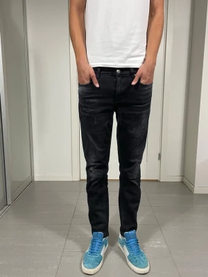 Dondup Jeans - Säljer nu dessa Dondup Jeans med snygga slitningar i populär design, mått ca 37,5 o 97 cm. skriv för fler bilder/frågor🙌🏼