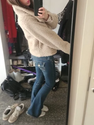 Mörkblåa true religion  - I färgen muddy waters och i modellen joey. Jätte fina jeans som jag egentligen inte vill sälja men behöver lite pengar! Priset kan diskuteras. Observera att de är lite urtvättade och missfärgade på vissa ställen. Kontakta för fler bilder eller frågor! 💞