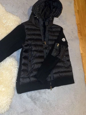 Moncler cardigan - Oanvänd passar perfekt och helt ny skick nästan
