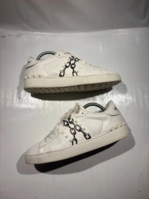 Valentino skor  - Hej! Säljer nu mina skor från märket Valentino, storlek 40 bra skick, allt på bilden ingår. Tveka inte på att höra av dig om du har frågor eller funderingar kring skorna! 