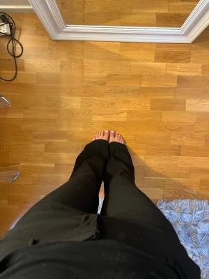 Svarta kostymbyxor  - Svarta mid waist kostymbyxor från Lindex, storlek 34.