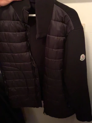 Svart dunjacka från Moncler - Mobiler cardigan.Stl M-L.Hör av er