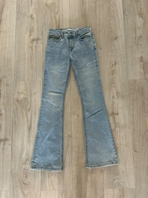 Gina Tricot Jeans - Mid waist straight/bootcut jeans från gina. Nästan aldrig använda 🤍 Storlek 36
