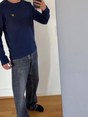 Tröja  - Mörkblå lyle&scott tröja. Storlek S.
