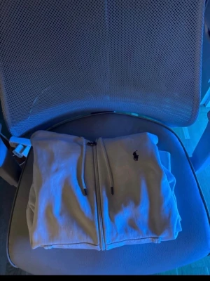 Zip hoodie - Nästan aldrig använd som ny ny pris ca 2200 skriv vid minst fråga eller intresse pris kan ändras vid snabb affär