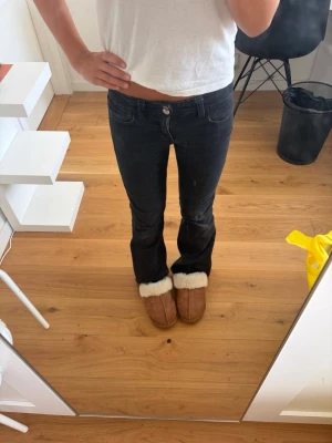 Svarta bootcut jeans - Svarta bootcut jeans från gina tricot i storlek 146. Väl använda men fint skick. Går att spänna vid höfterna. Lite mer slitna längst ner på vid kanten men inget man tänker på.