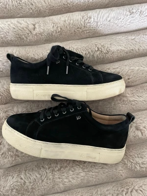 Svarta sneakers - Snygga svarta sneakers i mocka. Funkar till allt! Använda ett fåtal gånger!🩷
