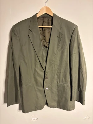 Canali Kavaj - Hej! Säljer nu min kavaj från märket Canali, storlek L bra skick, allt på bilden ingår. Tveka inte på att höra av dig om du har frågor eller funderingar kring kavajen!