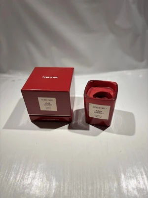 Tom Ford Doftljus - Hej! Säljer nu mitt doftljus från märket Tom Ford  allt på bilden ingår. Tveka inte på att höra av dig om du har frågor eller funderingar kring overshirten!