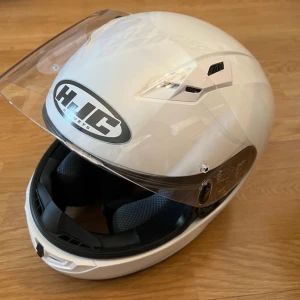 Moppehjälm - Moppe / Mc hjälm vit. Storlek M. Nyskick med kartong. HJC CS-15.  Integralhjälm för MC och moped. Bra ventilation. Använd 3 ggr! Nypris 1100kr säljer för 700! 
