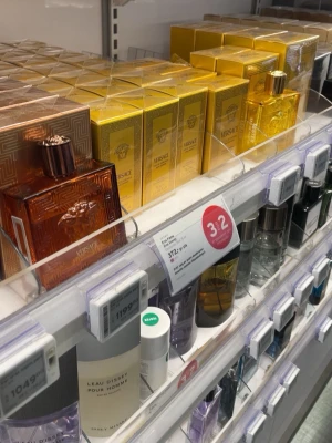 Versace Eau de Toilette herrparfym - Lyxig herrparfym från Versace i elegant glasflaska. Finns i guld- och bärnstensfärgade förpackningar med klassisk Versace-logga och geometriskt mönster. Flaskan har en stilren, fyrkantig form och metallisk kork. Perfekt för dig som vill ha en exklusiv doft.