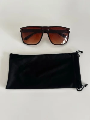 Bruna solglasögon  - Stiliga solglasögon med brunt tonat glas, liknar ray-bans boyfriend modell till ett schystare pris, inte raybans. Glasögonpåse + putsduk ingår! Perfekta för sommaren och för att lyfta fram din outfit🕶️🔥