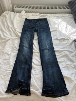 Mörkblå bootcut jeans från weekday - Mörkblåa bootcut jeans från weekday i storlek W23/30. Knappt använda och jättefint skick. Rosa lapp där bak och väldigt lågmidjade.