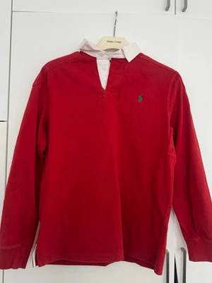Vintage Polo Ralph Lauren - Säljer en röd vintage långärmad henley från Polo Ralph Lauren