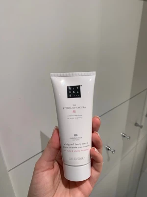 Rituals The Ritual of Sakura body cream - Body loation från Rituals, The Ritual of Sakura. Innehåller rismjölk och körsbärsblomma för en mjuk och återfuktad hud. Innehåller 70 ml. Helt ny!