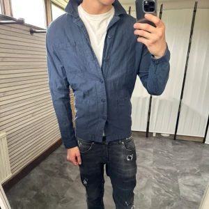 Overshirt - Mycket fint skick, inga defekter. Tunnt material så perfekt för sommaren. Passar dig som är 170-180cm ungefär. Modellen är 185 cm, 75 kg. Skriv för mer information!🤝