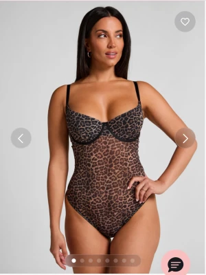 Leopardmönstrad body från Hunkemöller - Leopardmönstrad body i mesh från Hunkemöller med tunna, justerbara axelband och bygelkupor. Materialet är transparent mesh med svarta detaljer runt kuporna och längs kanterna. Perfekt för dig som gillar djurmönstrat och trendiga detaljer.