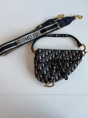Saddle Bag - Skick : Mycket bra (INTE ÄKTA MÄRKE) Längd: 20 cm Bredd: 25 cm Djup: 5cm 