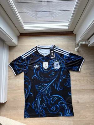 Argentina tröja - Säljer nu denna Argentina VM tröja från 2022 när de vann i nyskick! Storlek M men passar som en M/S🙌