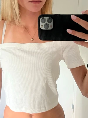 Vit offshoulder topp Bik Bok - Vit ribbad offshoulder topp från Bikbok, i storlek S. 