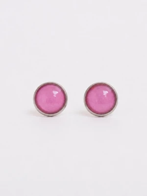 Bubblegumsrosa örhängen  - Tjusiga nya örhängen i färgen bubbelgumsrosa.                       Mått: 12mm i diameter                                                        Material: Silverfärgad mässing. Glas                                                                 Örhängena skickas i en hård fin liten kartong där smycket är omsorgsfullt inslaget i vackert silkespapper.
