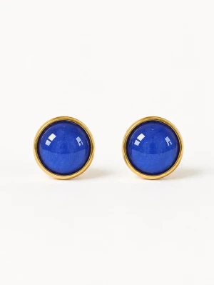 Djupblå  örhängen - Tjusiga nya örhängen i färgen djupblå.                       Mått: 12mm i diameter                                                        Material: Guldfärgad mässing. Glas                                                                 Örhängena skickas i en hård fin liten kartong där smycket är omsorgsfullt inslaget i vackert silkespapper.