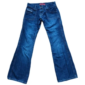 Vintage lowwaist bootcut/ flare jeans, y2k/ cyber/ alt/ 2000s/ 2000tal - Supersnygga lågmidjade jeans med unika fickor i fram och bak! (Obs! Lite slitna nertill)