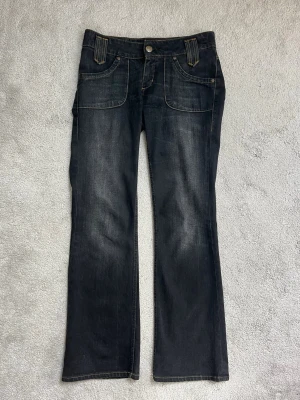 Lee jeans  - Jättefina jeans från Lee. Har små fläckar jag tror går bort i tvätten. Midjemåttet är 39 cm. 
