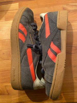 Reebok sneakers - Ett par Reebok’s skor/sneakers i väldigt bra skick, knappt använda och är väldigt bra eftersom att de nästan passar till allt. Perfekt för dig som vill ha en chill still och letar efter ett par skor som är i bra skick men ändå till ett bra pris. Skriv om funderingar. 