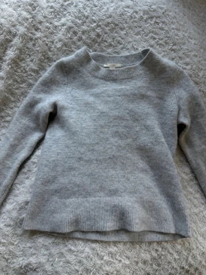 Stickad tröja från COS - Säljer denna superfina stickade tröjan ifrån Cos!💗 Hör gärna av dig om du har några fler frågor eller vill se fler bilder