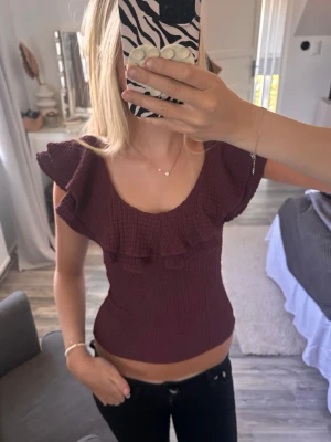 Vinröd topp  - Säljer en vinröd topp med volangdetaljer! Kan bäras på olika sätt❣️