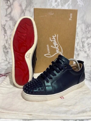 Christian louboutins - Säljer ett par [märke + modell] i fint skick. Storlek: 42.5 Skick: 9,3/10 Färg: marinblåa/ är matta i annat ljus 📦 Ingår: box plus dustbags 💰 Pris: 2699kr Snabb affär prioriteras – seriösa bud välkomna. Skriv gärna för fler bilder eller frågor. 