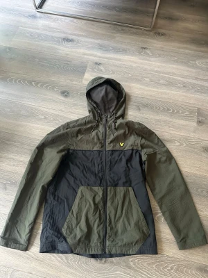 Lyle & Scott vindjacka - Grön Lyle & Scott vindjacka, mycket bra skick, Strl S