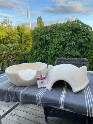 Mysig vit kattbädd och kattigloo - Säljer en fluffig vit kattbädd är helt ny min dotters katt är en ute katt och le då mest utomhus och har därför ingen andväning av denna hon gillar att sova ute så därför säljer jag denna somsagt ör den helt oanvänd och ny 
